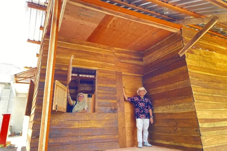 Inovasi! Kayu Hanyutan Banjir Aceh & Sumatera Jadi Material Huntara Warga