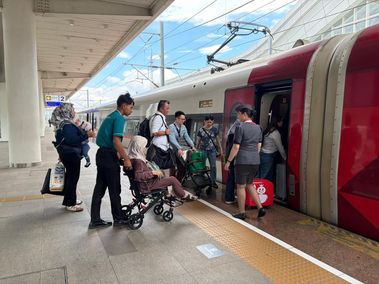 KCIC Kecam Keras Penumpang Tahan Pintu Kereta Cepat Whoosh: Bahaya Besar!