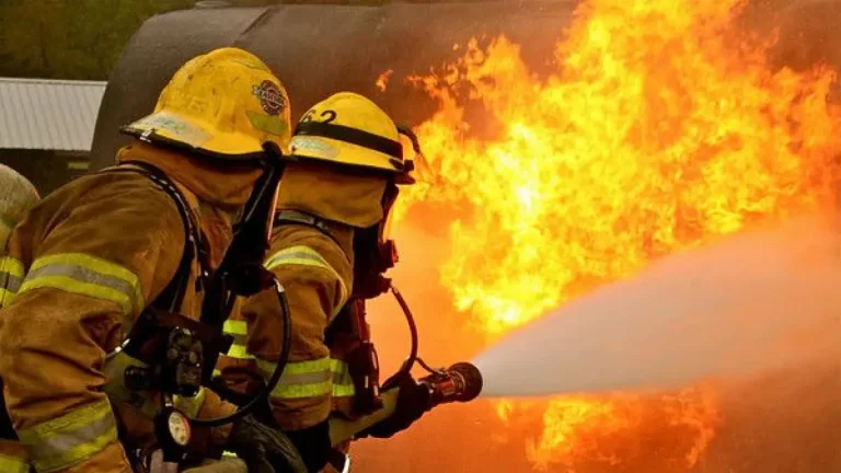 Kebakaran Hebat di Malaysia Hanguskan 1.000 Rumah: Cek Upaya Kemlu RI Bagi WNI!