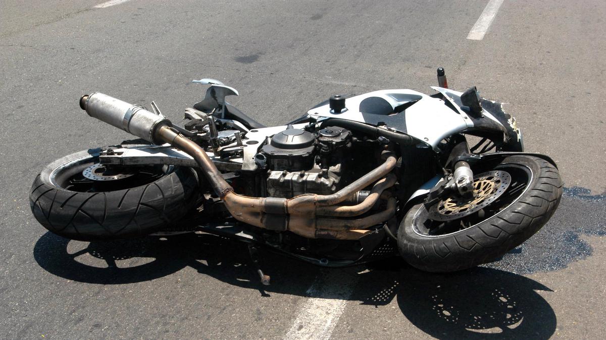 Tragedi kecelakaan maut mengguncang Flyover Pesing, Jakarta Barat. Seorang pemotor tewas
