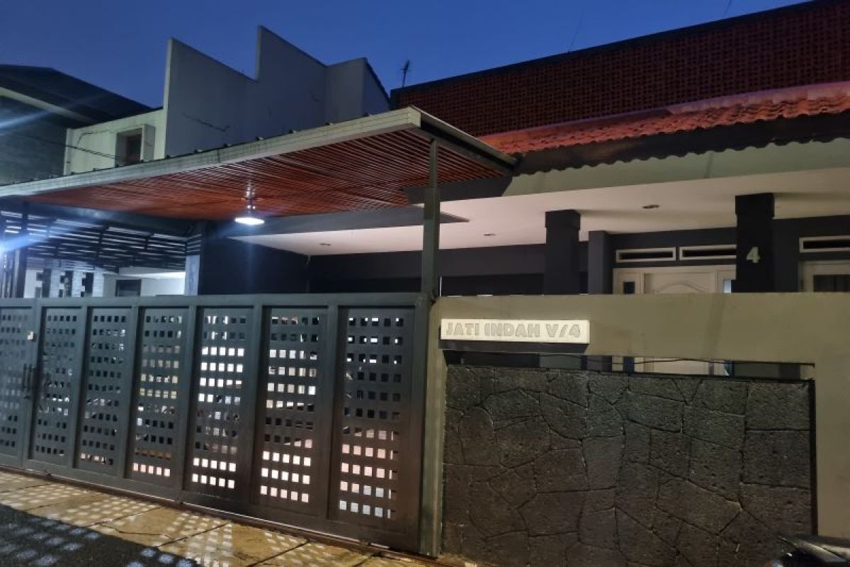 Tim penyidik KPK mendatangi dan menggeledah rumah politisi Ono Surono di Bandung