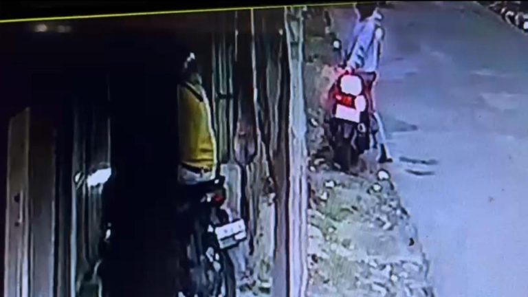 Pelajar SMP Gondol Motor Gara-gara Kunci Nyantol: Aksi Nekat Terekam CCTV!