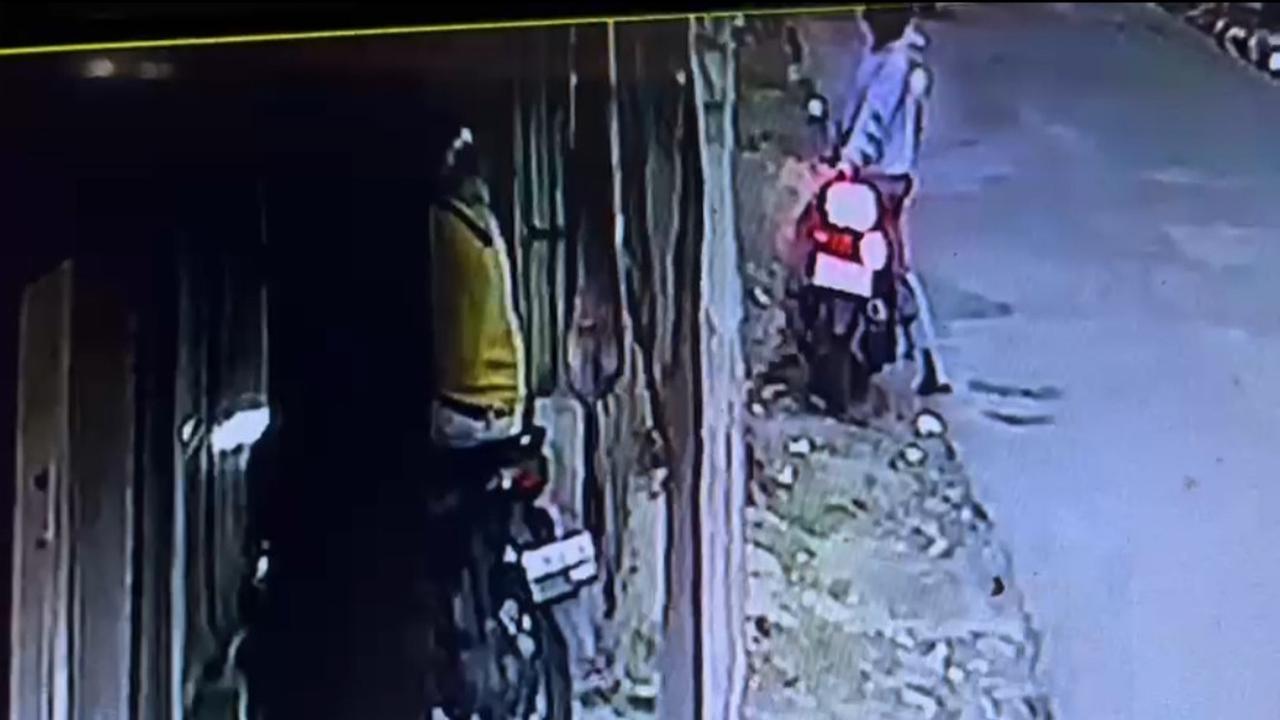 Pelajar SMP Gondol Motor Gara-gara Kunci Nyantol: Aksi Nekat Terekam CCTV!