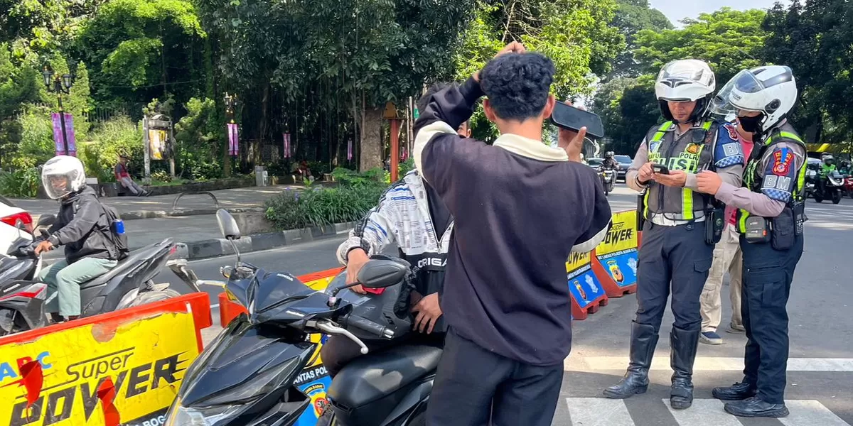 Petugas PPSU Kalisari Kena SP1 Usai Unggah Foto AI Parkir Liar, Ini Kronologinya!